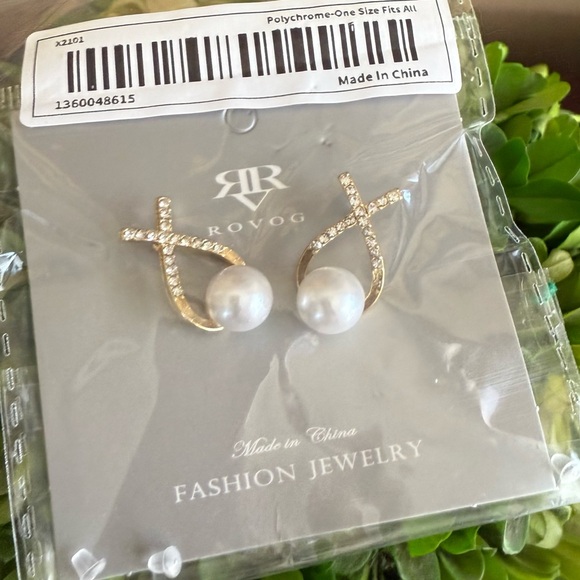 BEAUTIFUL CROSS SHAPED IMITATION PEARL STUD FASHION EARRINGS 🌟NWT🌟 - Picture 5 of 8
